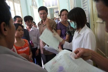 Lạm dụng xét nghiệm: “Chiêu” kiếm tiền của bệnh viện? - 1 Bệnh nhân đang chờ lấy kết quả xét nghiệm