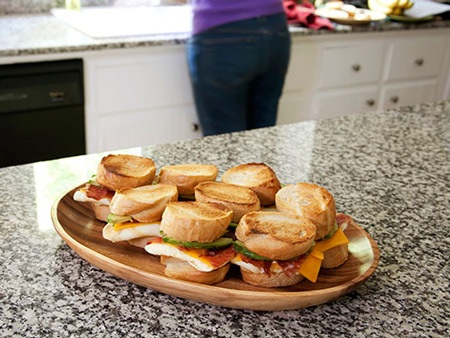 Có thể để thực phẩm đã ướp trên bàn