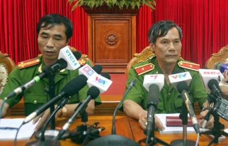 Công bố danh sách lãnh đạo bệnh viện Hoài Đức bị khởi tố - 1 Lãnh đạo công an Hà Nội thông báo danh sách 10 cán bộ Bệnh viện Hoài Đức bị Khởi tố (Ảnh: Q.Phong)