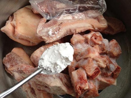 Hầm thức ăn bằng... chất tẩy!