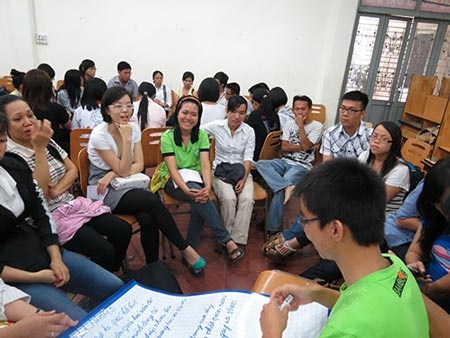 Loạn thần ở tuổi thiếu niên - 1 Các bạn trẻ tham gia một buổi sinh hoạt về cách ứng phó với stress