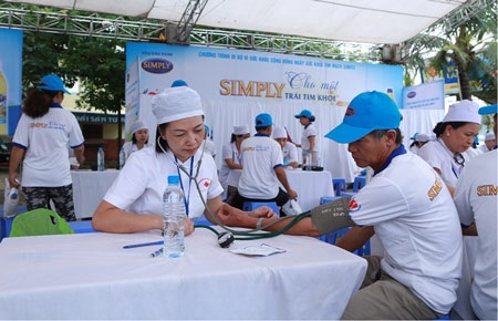 Các bác sĩ tận tình khám và tư vấn sức khỏe tim mạch miễn phí cho người dân