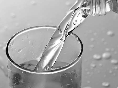 Các dấu hiệu cho thấy cần uống nhiều nước - 1 Khô miệng