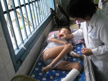 Hội chẩn quốc tế cứu chàng trai "rụng" dần tứ chi - 1 Chàng trai 18 tuổi giờ đã tàn phế vì căn bệnh lạ