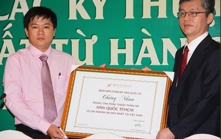 Phẫu thuật ca móm khó 5 năm không khép được miệng - 4 Viện trưởng Bệnh viện JW Hàn Quốc