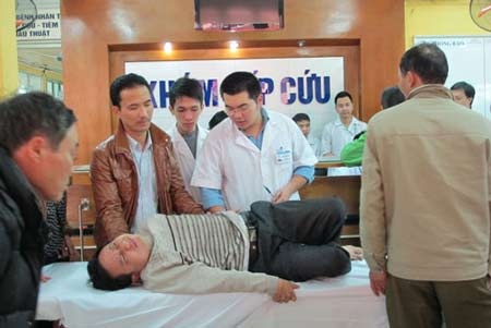 Hành hung bác sĩ kiểu giang hồ - 1 Hành hung bác sĩ kiểu giang hồ