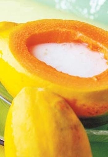 Thực phẩm không tăng cân cho người thức đêm - 2 Kết hợp bổ sung năng lượng tốt nhất: Sinh tố sữa chua chuối đu đủ.