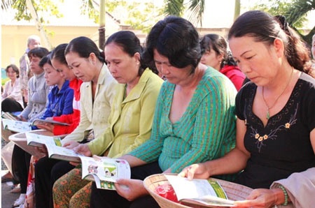 Nâng cao kiến thức chăm sóc sức khỏe cho phụ nữ vùng sâu - 2 Người dân tham khảo cẩm nang chăm sóc sức khỏe, phòng ngừa và xử trí bệnh thông thường