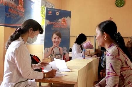 Những câu chuyện xúc động trong hành trình “bác sĩ tại gia” - 5 Các anh, chị dược sỹ đại diện cho các nhà thuốc địa phương hướng dẫn người dân cách dùng thuốc.