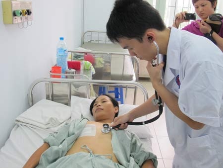 Bác sĩ khám cho bệnh nhân Bình sau mổ