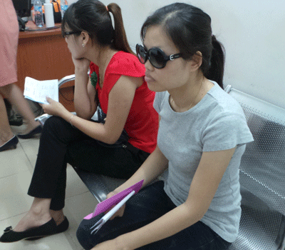 Hà Nội bùng phát dịch đau mắt đỏ - 1 Bệnh nhân chờ khám tại BV Mắt TƯ
