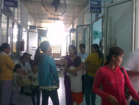 Bệnh đau mắt đỏ tăng nhanh ở Cần Thơ - 2 Nhiều bệnh nhân đau mắt đỏ đang chờ khám