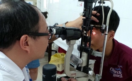 Dịch đau mắt đỏ lan rộng, “cháy” thuốc điều trị - 1 Khám bệnh cho bệnh nhân đau mắt đỏ tại BV Mắt Trung ương