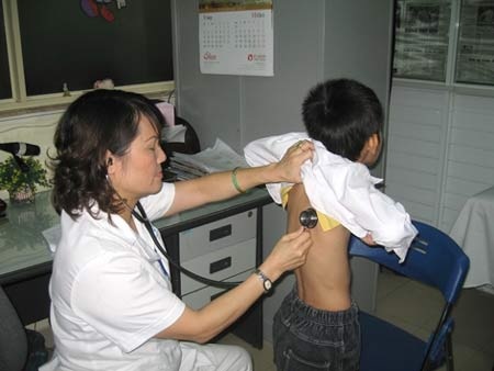 Viêm khớp ở trẻ em: Phát hiện muộn, dễ gây tàn phế - 1 Khám bệnh phát hiện sớm các dấu hiệu bệnh xương khớp ở trẻ. Ảnh: T.Hà.