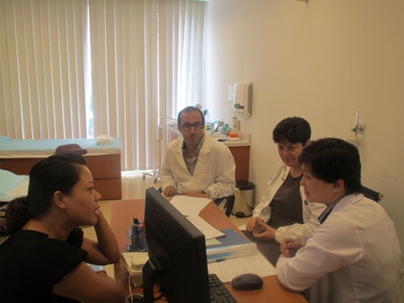 Phương pháp hiện đại trong điều trị ung thư vú - 1 Các chuyên gia Italia đang khám cho bệnh nhân tại bệnh viện Vinmec