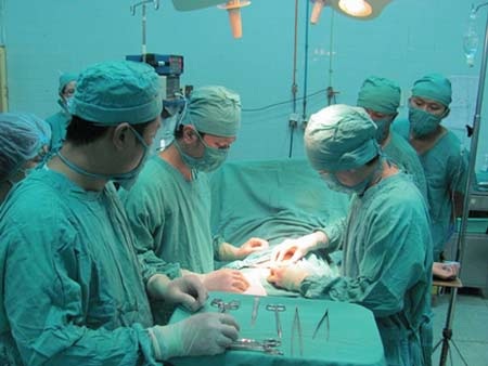 Các bác sĩ đang thực hiện ca mổ.