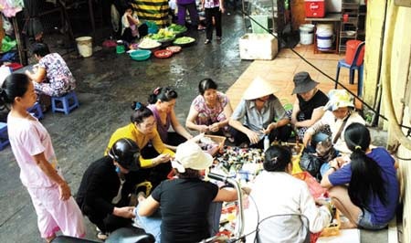 Dùng son nước trôi nổi: Coi chừng hóa chất độc - 1 Ảnh: Phùng Huy
