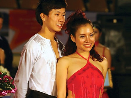 Chịu mổ để được nhảy - 1 Bảo Long cùng bạn nhảy.