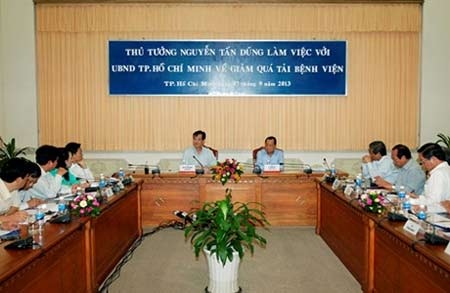 Thủ tướng chỉ đạo giảm quá tải bệnh viện tại TPHCM - 1 Thủ tướng Nguyễn Tấn Dũng làm việc với lãnh đạo TPHCM về giảm tải bệnh viện - Ảnh VGP/Nhật Bắc