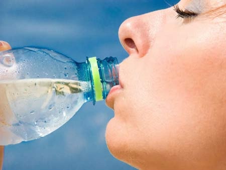 Cách thư giãn sau một ngày đầy căng thẳng - 3 Uống nhiều nước