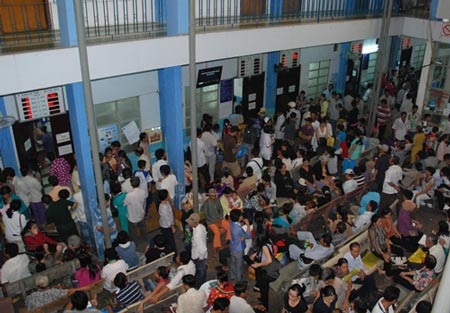 Chợ bệnh viện, đời bệnh nhân - 1 Khuôn viên BV Chấn thương Chỉnh hình TP.HCM với 4.000 bệnh nhân khám mỗi ngày. Ảnh: TNO