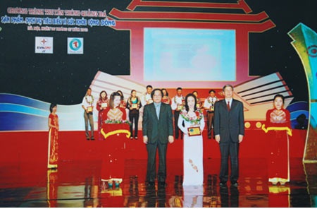 Kem bảo lâm - Bí quyết gia truyền các bệnh ngoài da - 1 Bà Lê Thị Châm nhận giải thưởng Hàng Việt Nam chất lượng cao năm 2013
