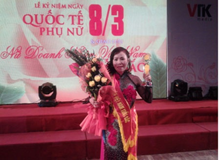 Kem bảo lâm - Bí quyết gia truyền các bệnh ngoài da - 2 Bà Lê Thị Châm nhận giải thưởng Bông hồng vàng