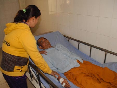 Hái hoa loa kèn nhúng lẩu, 4 người nhập viện - 2 Bệnh nhân Lê Công Diễn đang được cấp cứu tại Bệnh viện Đa khoa tỉnh Lâm Đồng
