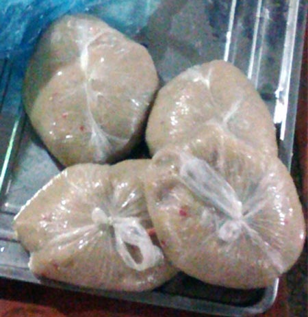 Chả cá “3 không” để cả năm chưa hỏng - 1 Thịt cá được xay nhuyễn sẵn từ nhà, vất chổng chơ tại chợ, chờ chế biến thành chả cá