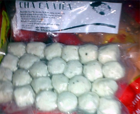 Chả cá “3 không” để cả năm chưa hỏng - 2 Chả cá không nhà sản xuất, không hướng dẫn bảo quản, thông tin thành phẩm sơ sài