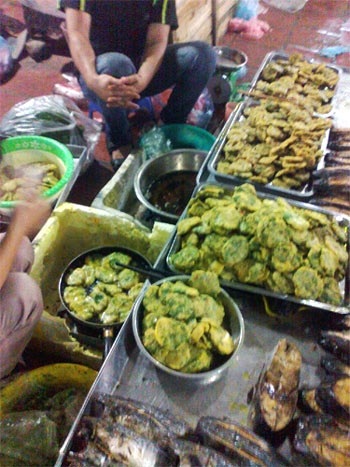 Chả cá “3 không” để cả năm chưa hỏng - 3 Gian hàng chế biến chả cá chật chội với đủ thau chậu, chảo mỡ vàng đen