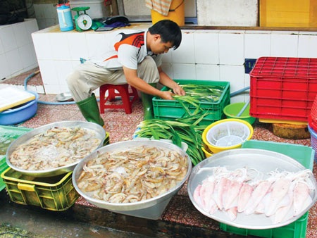 Hải sản tẩm urea-javel: cặp đôi bất hảo - 1 Tốt nhất chỉ nên mua hải sản ở những địa chỉ quen thuộc, có uy tín. Ảnh: Thu Vân