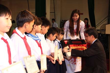 Trao tặng 335 suất học bổng đến học sinh nghèo hiếu học Đồng Nai - 2 Trao tặng 335 suất học bổng đến học sinh nghèo hiếu học Đồng Nai