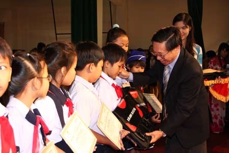 Trao tặng 335 suất học bổng đến học sinh nghèo hiếu học Đồng Nai - 1 Trao tặng 335 suất học bổng đến học sinh nghèo hiếu học Đồng Nai