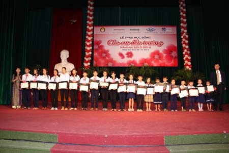 Trao tặng 335 suất học bổng đến học sinh nghèo hiếu học Đồng Nai - 3 Trao tặng 335 suất học bổng đến học sinh nghèo hiếu học Đồng Nai