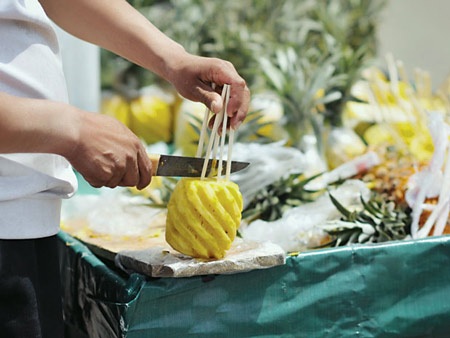 Trị gút theo cách đông y - 1 Nên ăn thường xuyên các thức ăn có tính kháng viêm như quả dứa. Ảnh: Lê Kiên