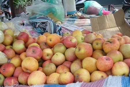 Người tiêu dùng nên cảnh giác với loại táo nhỏ này . Ảnh H. Mỹ