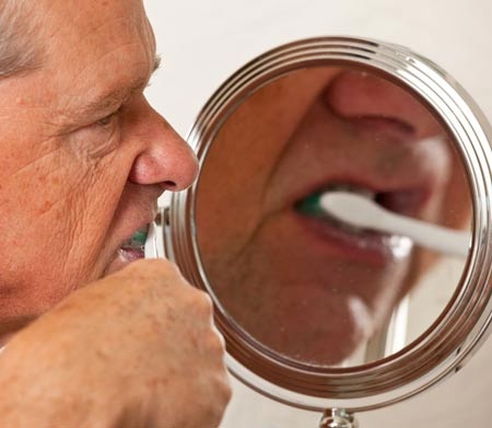 Đừng thờ ơ với sức khỏe răng miệng của người già - 1 Tuy nhiên, vệ sinh răng miệng kém là tình trạng không hiếm gặp ở người già yếu.