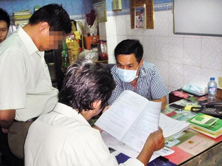 TPHCM: Thầy lang chữa xương khớp lộng hành - 3 Đoàn thanh tra kiểm tra phòng khám của ông Lâm