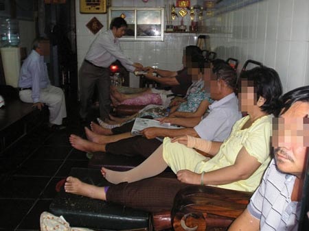 TPHCM: Thầy lang chữa xương khớp lộng hành - 5 Bệnh nhân tới bó thuốc tại cơ sở 302 Đỗ Ngọc Thạnh