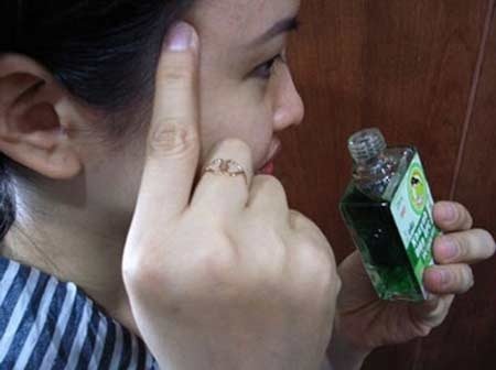 Xử lý dầu gió văng vào mắt - 1 Xử lý dầu gió văng vào mắt