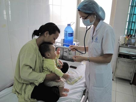 Hà Nội: 8 bé nhập viện sau tiêm vắc xin Quinvaxem - 1 Một bệnh nhi có phản ứng sau tiêm Quinvaxem đang được theo dõi tại viện Nhi TƯ