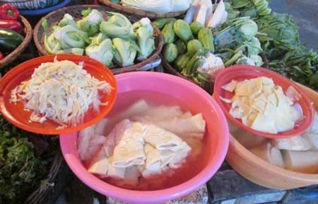 Phát hiện 70 tấn măng tươi ngâm hóa chất - 1 Măng ngâm hóa chất bán quanh năm tại các chợ (Ảnh: NT)