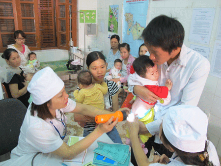 Vẫn hoang mang khi đi tiêm vắc xin Quinvaxem - 1 Khâu khám sàng lọc gồm khám mũi họng, nghe tim phổi và cặp nhiệt độ