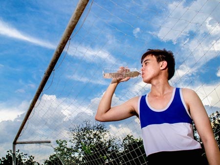 Món nào gây sỏi thận? - 1 Cách đơn giản để phòng ngừa sỏi thận là uống thật nhiều nước. Ảnh: Lê Kiên