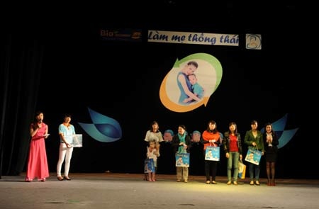 Hà Nội: Những hình ảnh thú vị tại tọa đàm “Làm mẹ thông thái” - 13 Các mẹ may mắn nhận được quà từ Bio-acimin Gold