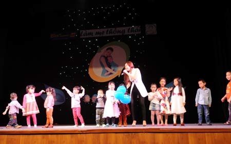 Hà Nội: Những hình ảnh thú vị tại tọa đàm “Làm mẹ thông thái” - 9 Ca sỹ Lưu Hương Giang hát tặng các mẹ và bé tham gia chương trình