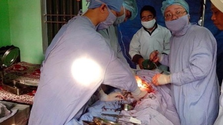 Bác sĩ đến tận nhà phẫu thuật cứu thai phụ mất 3 lít máu - 1 Các bác sỹ đang tiến hành ca mổ tại nhà bệnh nhân.