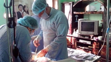 Bác sĩ đến tận nhà phẫu thuật cứu thai phụ mất 3 lít máu - 2 Các bác sỹ đang tiến hành ca mổ tại nhà bệnh nhân.