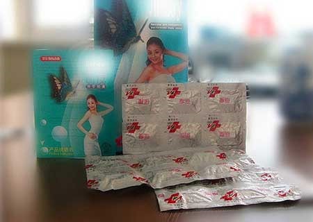 Thực phẩm chức năng “chữa” tai gây… phù chân - 2 Một loại thực phẩm chức năng bị cấm nhưng vẫn được bày bán công khai.